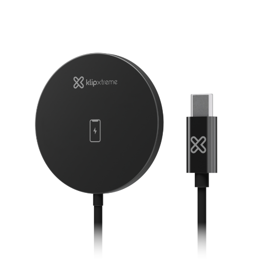 CARGADOR KLIP XTREME 15W USB-C CELULAR EARBUDS AIRPODS APPLE WATCH NEGRO (KDC-010) Black circular wireless charging pad with USB-C cable and Klipxtreme logo.